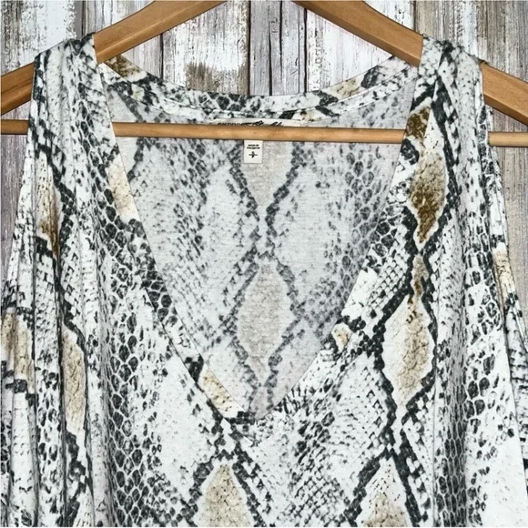 Express One Elena Snake Print Open Shoulder Blouse - Picture 4 of 6